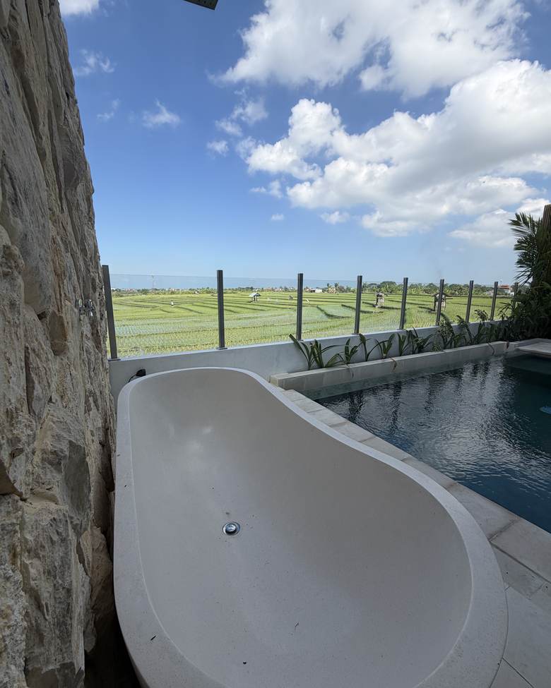 Lumina Villa outdoor bathtub and pool area