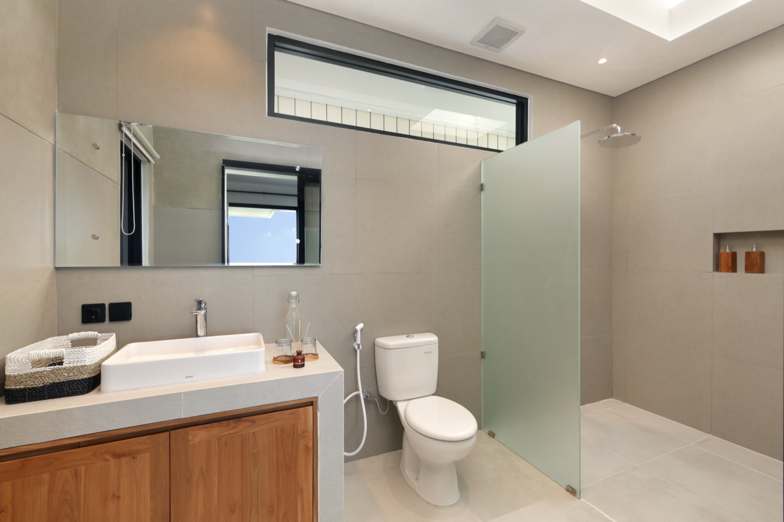 Master bedroom en-suite bathroom
